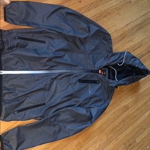 Rain jacket / windbreaker